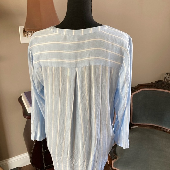 NWT-Size M. 41 Hawthorn light blue surplice blouse - Picture 2 of 4